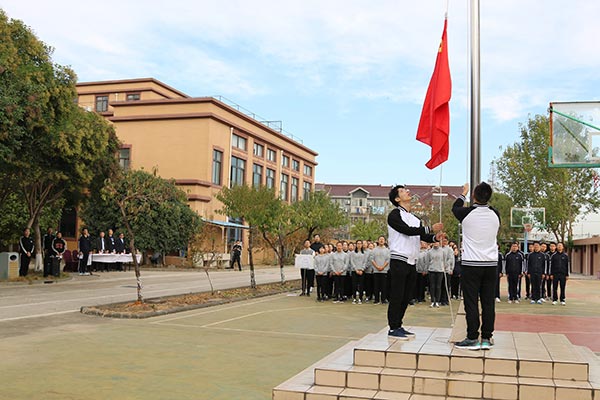 ������ѧԺ���е�33���˶���