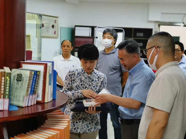 市民宗局花蓓局长走访慰问华东神学院 市民宗局花蓓局长走访慰问华东神学院
