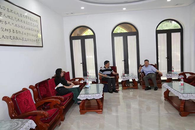 �Ϻ��������ڽ̾��쵼�߷û�����ѧԺ