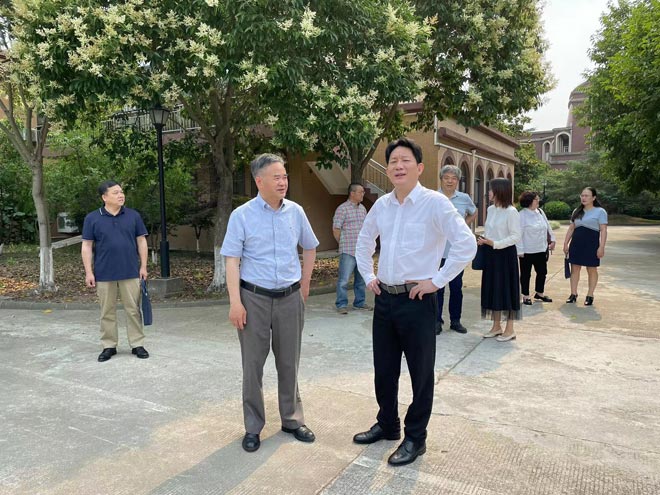 �Ϻ������ھ��쵼�߷û�����ѧԺ